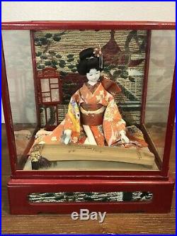 VINTAGE JAPANESE GEISHA DOLL WITH MUSIC BOX & WOOD/GLASS CASE 1950s